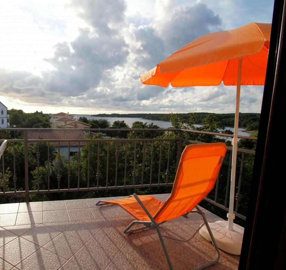 Apartment In Funtana With Seaview, Balcony, Air Condition, Wifi 外观 照片